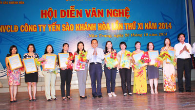 Lãnh đạo Công ty Yến sào Khánh Hòa trao thưởng danh hiệu “Vì sự phát triển Yến sào Khánh Hòa”.